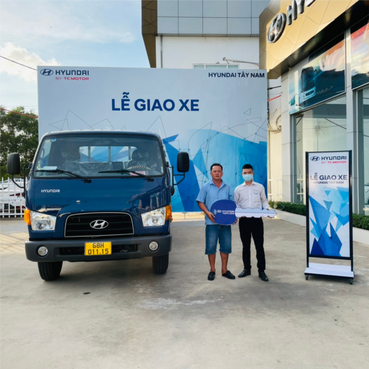 Khách hàng anh Hiệp với nhu cầu chở máy cắt lúa, cần chiều dài thùng trên 6m. Anh Hiệp đã chọn dòng Hyundai Mighty 110XL - Thùng lửng ở Đại lý 3s Hyundai Tây Nam